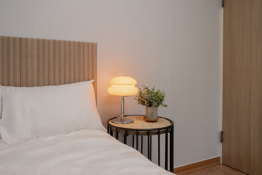 DongPyun House 202호 침대 옆 부분 조명